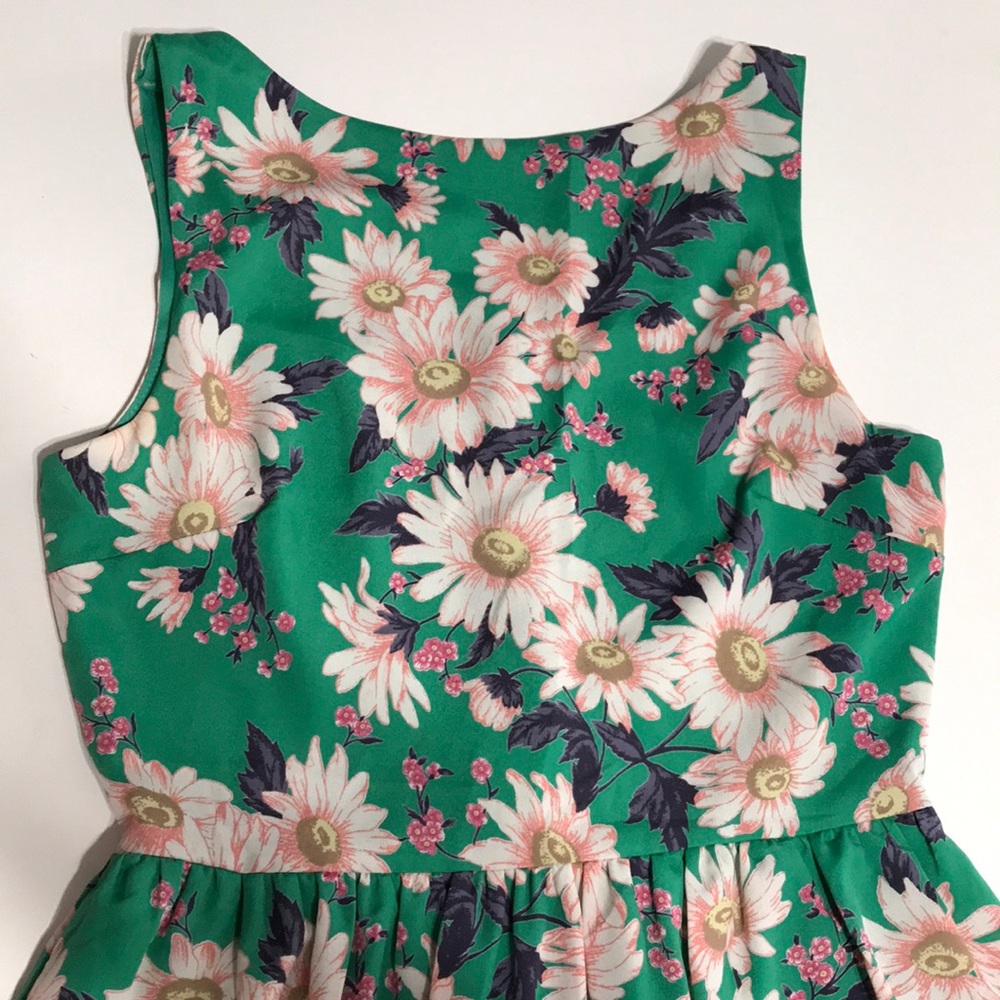 Green Spring Dress - Picture 2 of 7